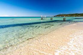 With almost three thousand hours of sunshine per year, it is one of the sunniest destinations in france and very popular with the international jet set. Saint Tropez Tipps Sightseeing Schonste Strande Hotspots Urlaubstracker De