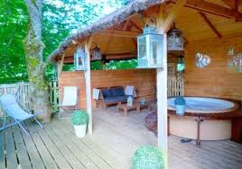 Cabane Dans Les Arbres Et Son Spa Privatif Chalais Cabane Spa Spa Jacuzzi Maison Dans Les Arbres