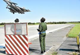 .sur un avion tu auras sa route et sur la partie gauche de l'écran, sa photo, ses aéroports de départ et d'arrivée, sa compagnie, sa vitesse, son altitude etc.…et si tu regardes vers le ciel sans nuages tu le verras passer ! Exercice De Haut Vol A La Ban De Landivisiau En Images Landivisiau Le Telegramme