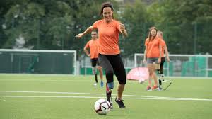 Van rhijn, who was born without lower legs, is the world record holder for t43 in the 100 and 200 metres events and runs with the aid of carbon fibre transtibial artificial limbs. Welke Sport Is Voor Mij Geschikt Ottobock Nl