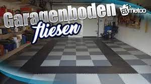 Alternativ können sie auch einen fließbettkleber verwenden. Garagenboden Fliesen Mit Pvc Bodenbelag Von Fortelock Garagenboden Im Schachbrett Muster Youtube