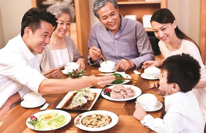 Thế là chúng tôi đã mua và tôi đã bỏ vào đó một bức tranh tôi vẽ và một bức ảnh ở trường