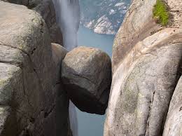 Fjord cruise lysefjord når du tar et fjordcruise på lysefjorden med turistferje, kan du se spektakulær natur som preikestolen, kjerag, vill og vakker natur og spennende fjellformasjoner. Kjerag Wikipedia