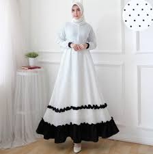 Gamis motif polkadot dari hijab hayuri didesign simple dan anggun, busui friendly dan tangan manset unik yang berfungsi 3 in 1 ( bisa jadi handsock, manset panjang dan manset pendek ) yang sangat manis. Baju Gamis Syari Cantik Polkadot