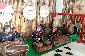 Musik nusantara merupakan seluruh musik yang berkembang di nusantara ini yang menonjolkan atau menunjukan ciri keindonesiaan, baik dalam gaya melodinya maupun dalam segi bahasa. Contoh Musik Ansambel Tradisional Di Indonesia