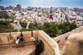 Cullera is situated at the mouth of the júcar river, 40 km from the capital of valencia and 56 km from the international airport of valencia aeropuerto de manises. Escapada A Cullera Valencia Guia Repsol