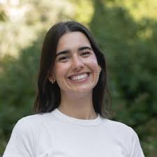 Hi LinkedIn community! 👋🏼 It's officially been a year since I started my  new job at IE University… and I am so grateful for everything it has  brought me! 💙 Thanks to