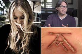 Keith raniere in a courtroom during his trial. Inside The Terrifying Nxivm Slave Cult Where Women Including A Hollywood Actress Are Forced To Hand Over Naked Pics Get Branded With The Founder S Initials And Are Beaten With Paddles