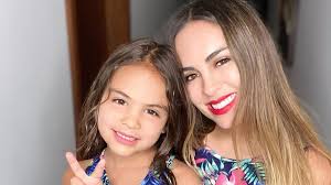 En este país te apuntan mucho cuando te destapas un poquito más. El Tierno Mensaje De Maura Rivera A Su Hija Luciana Tras Cumplir 6 Anos
