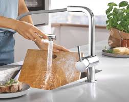 Our range of bathroom taps, showers, shower heads and kitchen mixer taps includes designs to suit all interior styles and budgets. Armaturen Guide Kuchen Journal