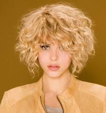 Coupe De Cheveux Carre Plongeant Boucle Avec Images Coupe De Cheveux Cheveux Coiffure Cheveux Frises
