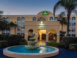 Located just minutes from american airlines arena, marlins park, golf courses, shopping, dining. La Quinta Inn Suites Miami Lakes Buchen Looking For Booking