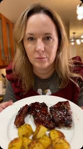 Tymi żeberkami zajadał się sam Kevin Costner w serialu Yellowstone i ten  przepis pochodzi z książki Yellowstone , Potrzebujemy 1,5 kg żeberek ,  Zalewa :, 350 ml piwa lager lub ale, 120 ml octu ...