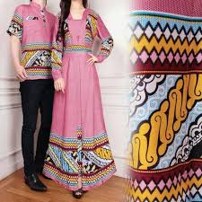 Dengan baju couple ini maka anda nantinya akan terlihat kompak baik itu bersama pasangan atau pun keluarga. 7 Style Baju Couple Kondangan Yang Serasi Dan Wajib