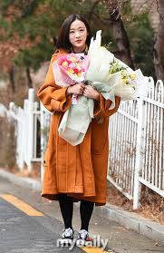 Aunque digan que soy un bandolero donde voy le doy gracias a dios por hoy estar donde estoy y vo'a seguir con mi tumbao' y con mis ojos colorao' con mis gatos activao ustedes to' me lo han dao oye. 9 K Pop Idols Graduate From School Of Performing Arts Seoul Sopa Kpopmap
