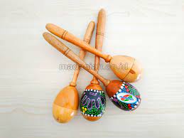 Alat musik ini terbuat dari kayu putih dan banyak digunakan oleh masyarakat suku. Distributor Alat Musik Tradisional Marakas Papua Barat Madaniah