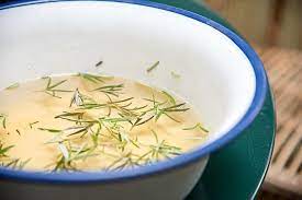 spulung selber machen rezept fur vegane rosmarin haarspulung mit apfelessig zutaten hand voll rosmari rosmarinol selber machen rosmarin rezepte rosmarin ol