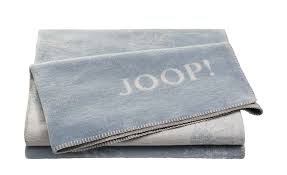 Genießen sie einen guten film, während sie sich in ein flauschiges plaid schmiegen. Joop Wohndecke Joop Cornflower Double Blau Grau