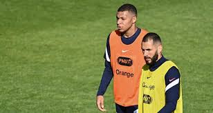 A la 54ème minute, jérémy menez, sur son côté droit, prenait la défense brésilienne de vitesse, l'attaquant romain centrait fort devant le but, karim benzema, bien placé. Equipe De France Une Photo Entre Mbappe Et Benzema Agite Les Medias Espagnols