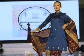 65 model baju gamis brokat terbaru 2019 desain modern. Indahnya Kain Songket Hingga Jumputan Di Palembang Fashion Week 2020