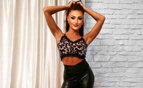 Show more posts from elenamarindancer. Cine Este Elena Marin De La Survivor Survivor Romania Facebook