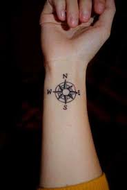 Attaccare il tatuaggio in posizione (cercare di evitare la piega nel braccio). Tatuaggio Femminile Braccio Rosa Dei Venti Piccolo Tatuaggio Al Polso Tatuaggi Collo Tatuaggi Cool