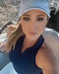 Lindsay Hoskins's Instagram, Twitter & Facebook