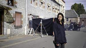 Proposer un lieu de tournage ; Laurene Weiss De La Serie Zone Blanche Traque Un Meurtrier Au Village