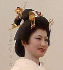 Japanese Wedding The Elaborate Shiromuku Bridal Hairstyle Is Adorned With Combs And Kanzashi Hair Or Japanese Wedding Japanese Wedding Kimono Wedding Kimono