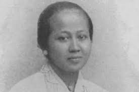 Baiklah, silahkan hapus ruangan khusus wanita di angkutan umum, berdayakan perempuan sebagai kuli angkut di pasar, biarkan laki2 mengasuh anak. 10 Quotes R A Kartini Dalam Bahasa Inggris Dan Terjemahanya Kampung Inggris Cec