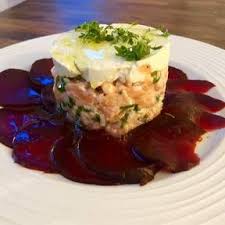 Lachs Tartar Auf Rote Bete Carpaccio Und Wasabi Creme Rezept Mit Video Kitchen Stories Rezept Rezepte Rote Bete Carpaccio Essen Und Trinken