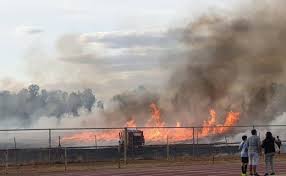 El incendio afectó a locales de venta de productos de limpieza. Los Bomberos Sofocan Un Incendio Junto Al Campus Universitario De Badajoz Hoy