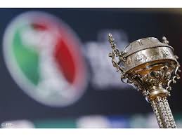 A taça de portugal é uma competição portuguesa de futebol organizada pela federação portuguesa de futebol, disputada anualmente por todos os clubes da primeira liga, da segunda liga, da terceira liga, do campeonato de portugal e representantes dos campeonatos distritais, os vencedores das taças distritais e os segundos classificados de cada campeonato distrital na época anterior (os campeões distritais já garantem o acesso à taça de portugal através da sua presença. Finalistas Da Taca De Portugal De Futebol Conhecidos Em 18 De Abril Acoriano Oriental