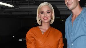 Perry revealed she was pregnant in the music video for her single never worn white earlier this year. Hier Zeigt Sich Katy Perry Erstmals Nach Dem Tod Ihrer Oma Promiflash De