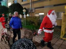 Video irriverenti che riprendono babbo natale in situazioni comiche ed inusuali. Tutti In Fila Per Le Renne Di Babbo Natale Il Video Terni In Rete