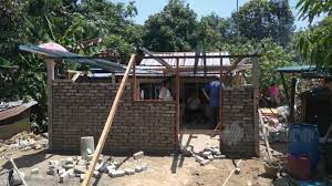 Reban ayam yang diberi nama 'house of chickens' merupakan struktur bangunan yang pertama disiapkan dalam projek besar ini dengan keluasan kasar lantai 60meter persegi dan direka bentuk. Reban Ayam Ke Rumah Baru
