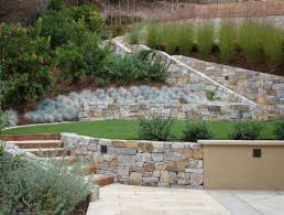 Terrassement De Jardin En Pente Idee D Amenagement En Pierre Et Gazon Avec Plantes Backyard Hill Landscaping Sloped Backyard Steep Backyard