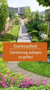 Gartenweg Anlegen Aus Kies Gepflastert Mit Rindenmulch Gartenweg Garten Gartenarbeit
