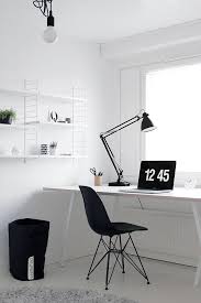 Black And White Office Desk Uusia Kuvia Tyohuoneesta Office Interiors Interior White Interior Design