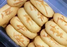 Bisa menggunakan loyang khusus kue lidah kucing jika punya. Ini Dia Resep Lidah Kucing Spesial