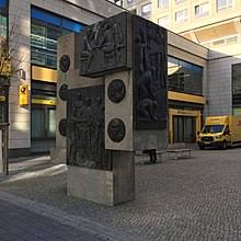 In una fredda mattina di febbraio del 1988,mi feci a piedi una lunga passeggiata dal checkpoint charlie ad alexanderplatz, tutto lungo unter den liden. Alexanderplatz Wikipedia