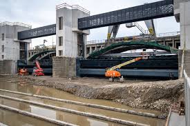 Deux grues géantes posées sur des pontons y ont posé deux vannes aux dimensions tout aussi impressionnantes. Groupe Kdrix Calibrage Des Vannes D Un Barrage Sur La Meuse