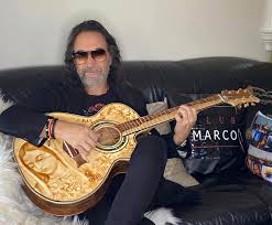 Marco Antonio Solis - Sostener una guitarra es siempre una invitación a la inspiración. En estos días de estar en casa estoy reencontrándome con algunas de ellas y estableciendo diálogos que se
