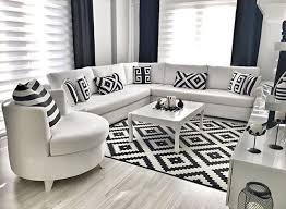 Siyah Beyaz Kontrastina Geometrik Desenler Tipografik Aksesuarlar Ile Kimlik Katan Bir Deko Oturma Odasi Fikirleri Oturma Odasi Takimlari Klasik Ev Dekorasyonu