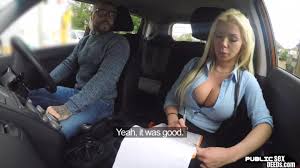 Guru memandu bertetek besar menghisap pelajar di dalam kereta