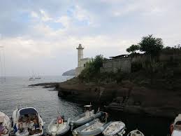 Il porto è caratterizzato da una lunga darsena. Ventotene Archive Kurzgeschichte