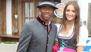 David alaba von fc bayern münchen ist vater geworden. Fussball Star David Alabas Fesches Dirndl News At