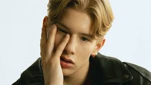 Evan Gomez's Instagram, Twitter & Facebook