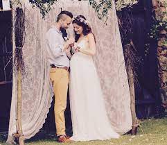 Svatební zvony jí znovu zvonily a v bílém se tiskla k jinému. Hosty Jsme Zadali Aby Dodrzeli Nas Boho Styl Rekla Valkova O Svatbe Idnes Cz