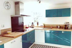 Couleur 100 Assumee Dans Cette Cuisine Aux Tons Bleus Petillants On Aime Le Contraste Avec Le Blanc Et Le Amenagement Cuisine Mobilier De Salon Idees Cuisine
